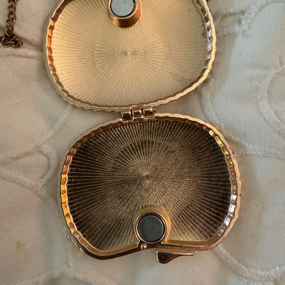 Gold Shell Pendant Necklace - Picture 3 of 6